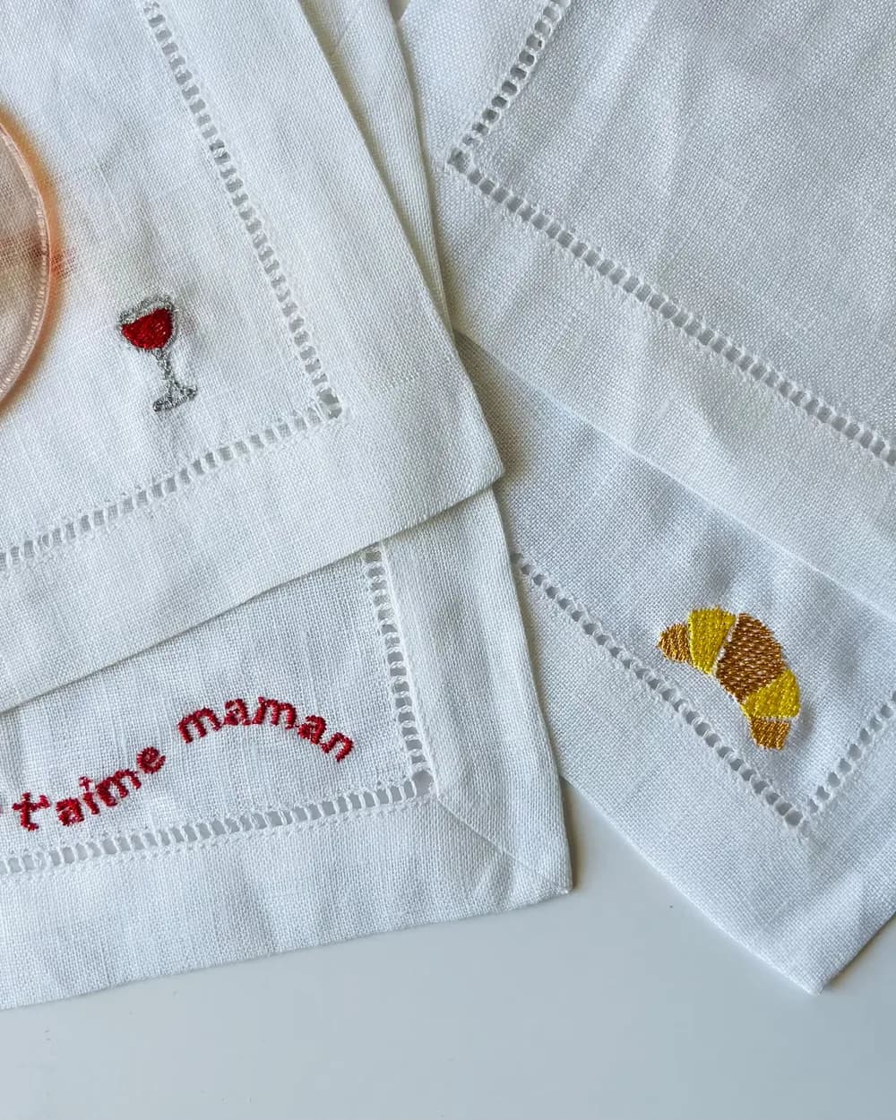Embroidered napkins reading Je t'aime Maman